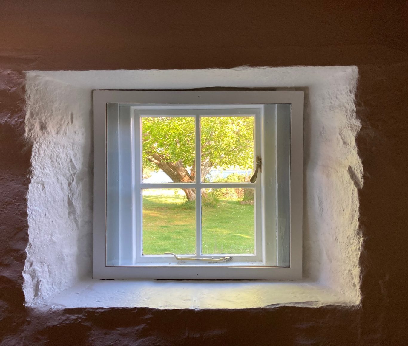 Fenster ins Grüne als Symbol für Perspektivwechsel und Weitblick.