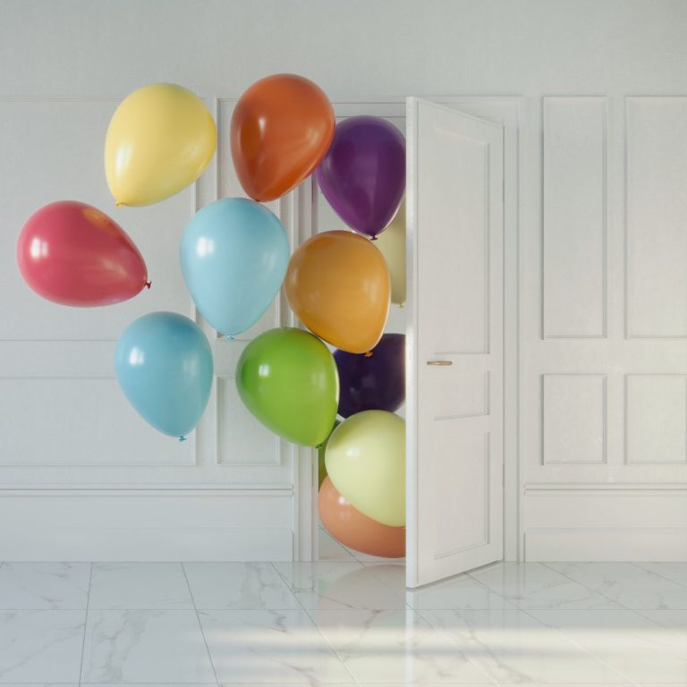 Freudige Überraschung - Farbenfrohe Ballons Weiße Tür mit bunten Ballons, die hervorquellen – Symbol für Freude und Überraschung.