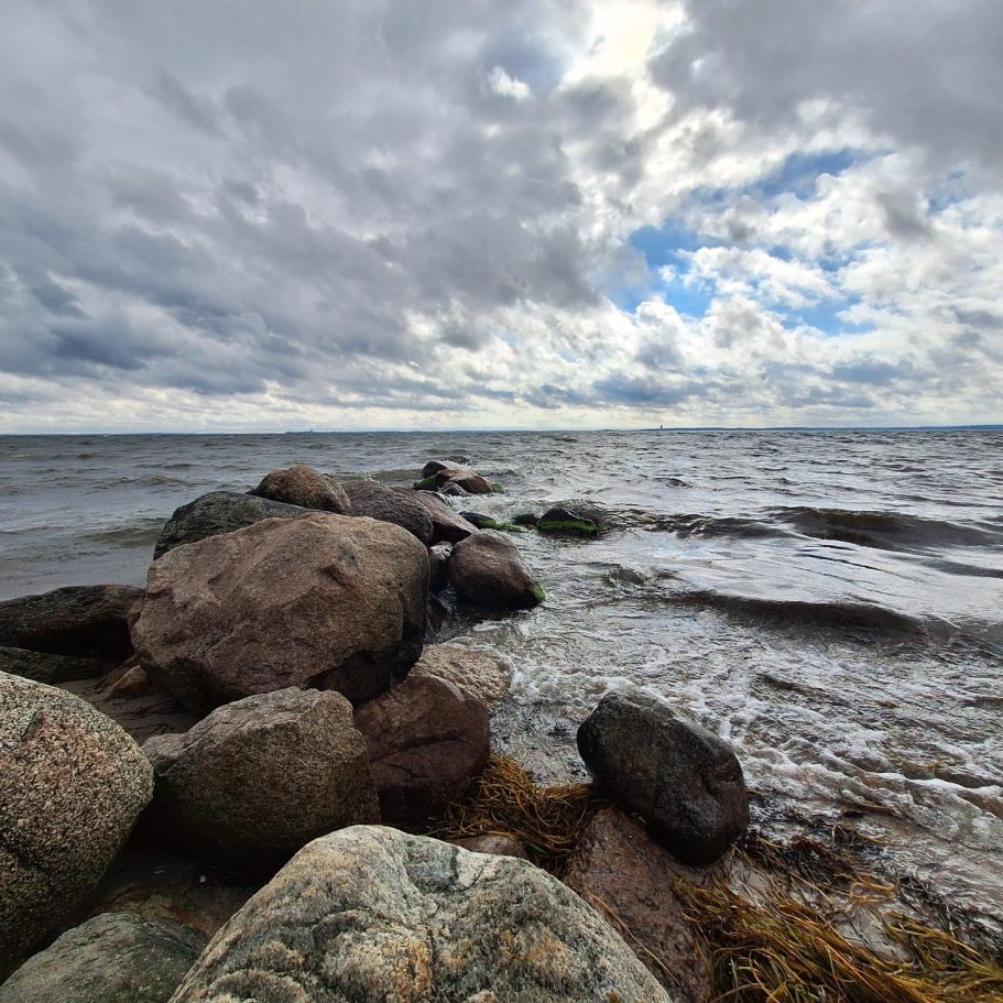 Blick aufs Meer Felsen am Meeresufer unter bewölktem Himmel, Symbol für Stabilität