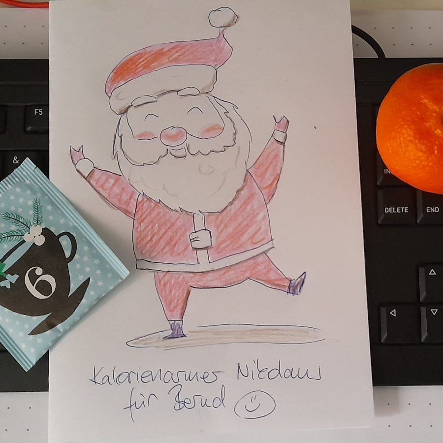 Eine freundliche Nikolausillustration mit einem Teebeutel mit der Zahl 6 und dem Text Kalorienarmer Nikolaus für Bernd nebst einer Mandarine